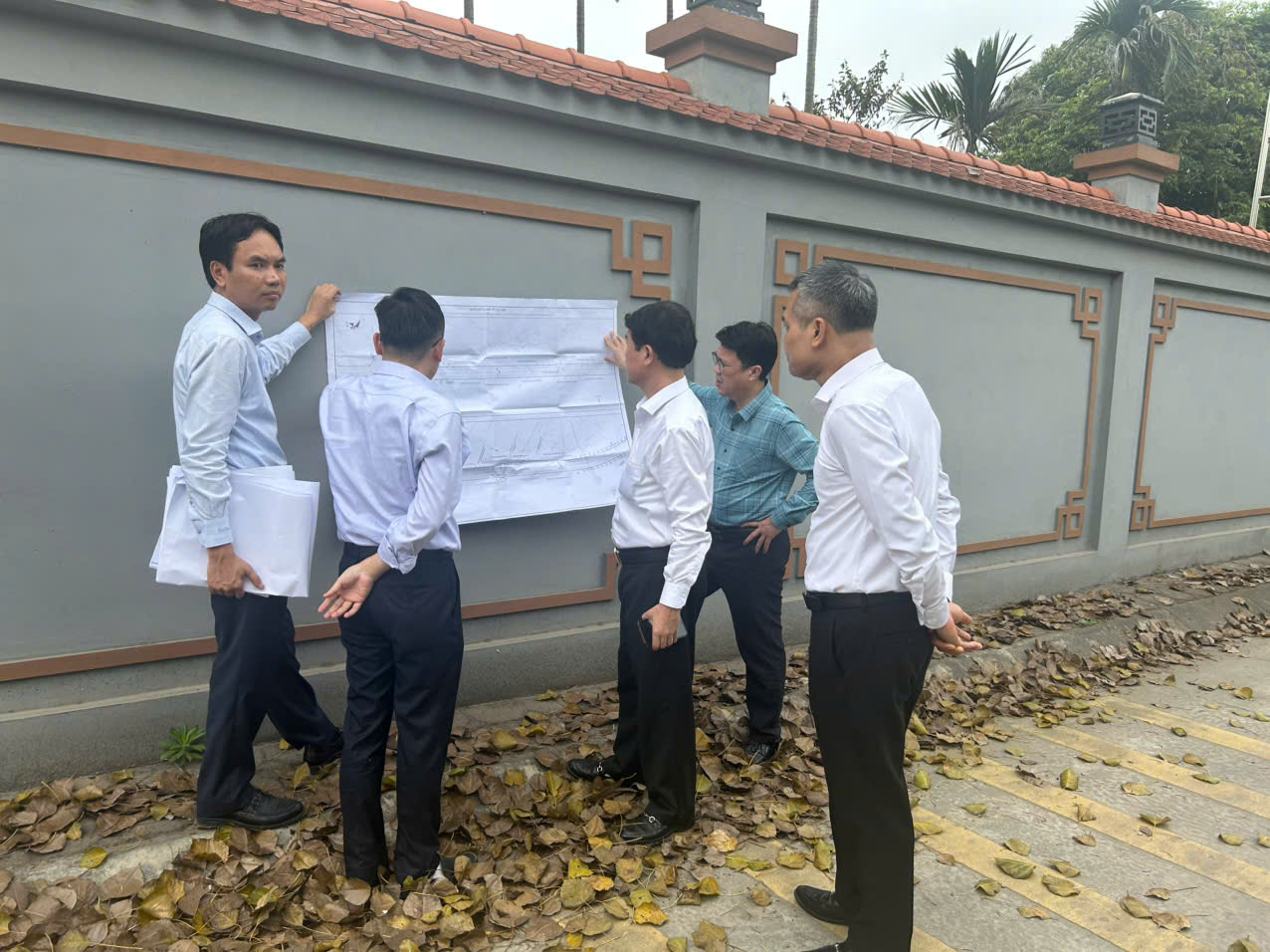 Ảnh có chứa trang phục, người, ngoài trời, giày dép  Nội dung do AI tạo ra có thể không chính xác.