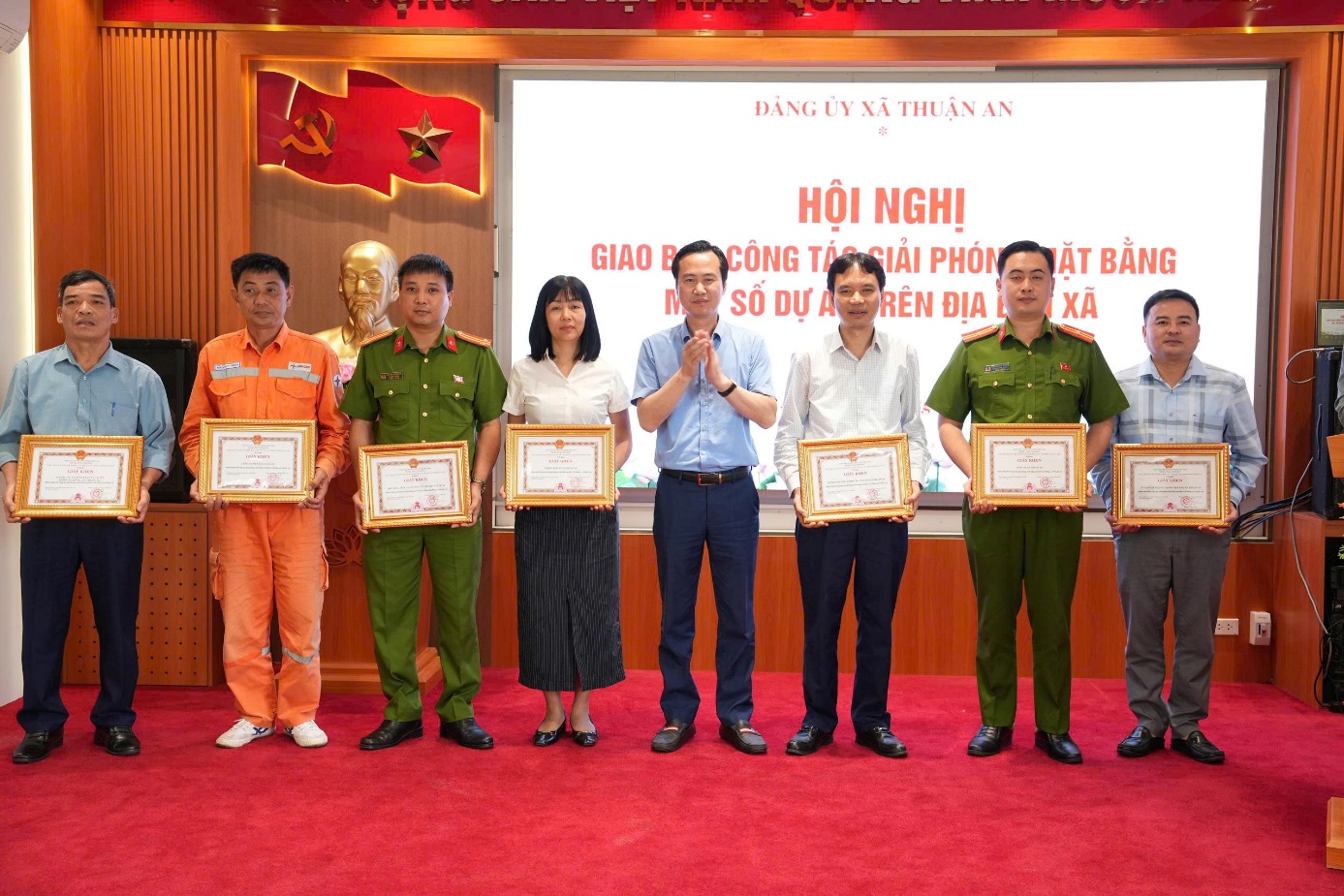 Ảnh có chứa trang phục, người, đàn ông, cười  Nội dung do AI tạo ra có thể không chính xác.