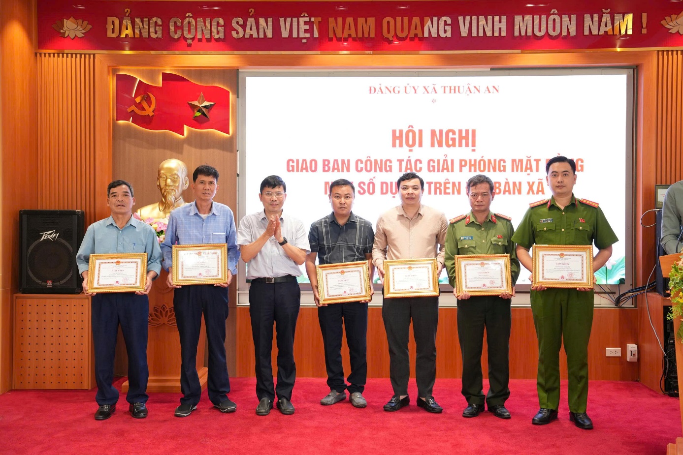 Ảnh có chứa trang phục, người, đàn ông, văn bản  Nội dung do AI tạo ra có thể không chính xác.