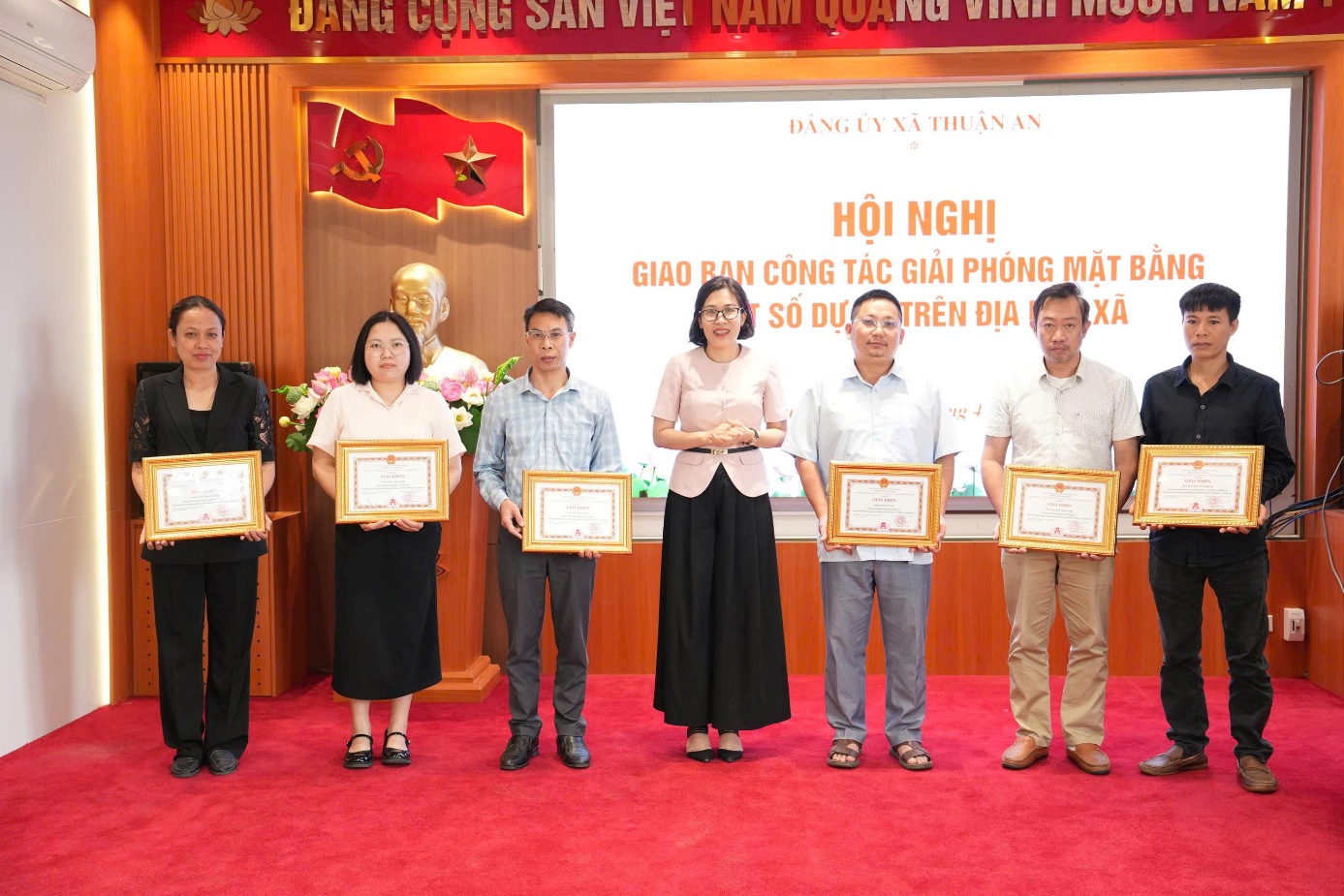 Ảnh có chứa trang phục, người, trong nhà, cười  Nội dung do AI tạo ra có thể không chính xác.