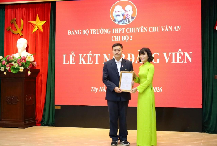Đảng bộ Trường Trung học phổ thông chuyên Chu Văn An kết nạp 8 học sinh lớp 12 vào Đảng.- Ảnh 8.