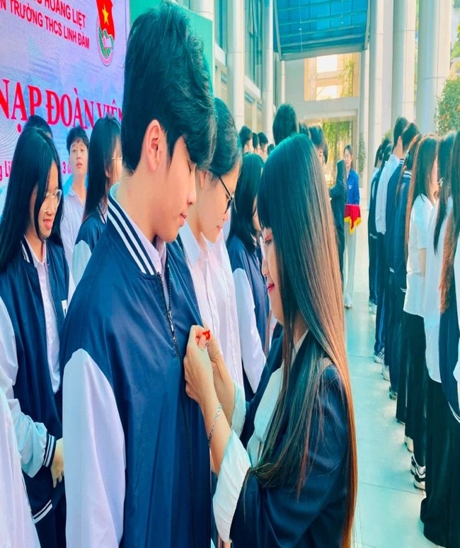 Người mang “mùa xuân” về trong mắt trẻ: Chuyện về người “cầm lái” tận tâm tại mái trường THCS Linh Đàm- Ảnh 1.