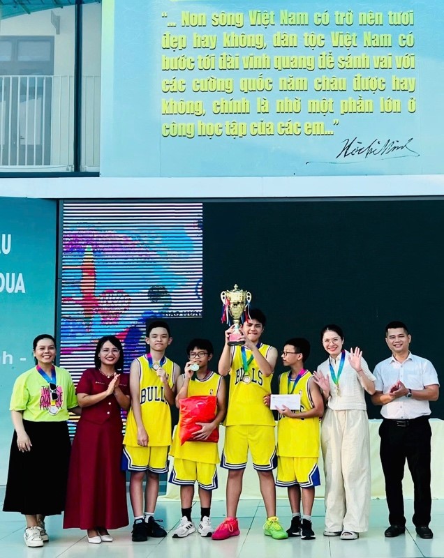 Người mang “mùa xuân” về trong mắt trẻ: Chuyện về người “cầm lái” tận tâm tại mái trường THCS Linh Đàm- Ảnh 2.