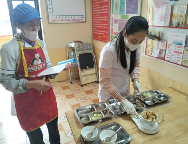 Xã Phú Xuyên tăng cường công tác kiểm soát nguồn thực phẩm bữa ăn bán trú cho học sinh
- Ảnh 10.