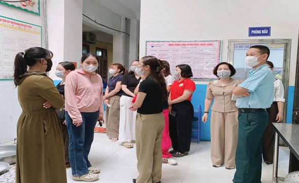 Xã Phú Xuyên tăng cường công tác kiểm soát nguồn thực phẩm bữa ăn bán trú cho học sinh
- Ảnh 11.