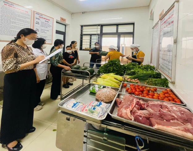 Xã Phú Xuyên tăng cường công tác kiểm soát nguồn thực phẩm bữa ăn bán trú cho học sinh
- Ảnh 4.