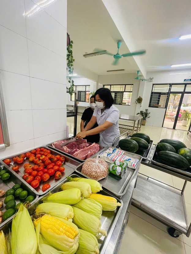Xã Phú Xuyên tăng cường công tác kiểm soát nguồn thực phẩm bữa ăn bán trú cho học sinh
- Ảnh 5.