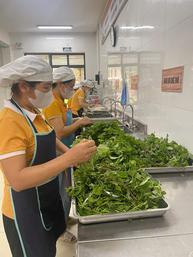 Xã Phú Xuyên tăng cường công tác kiểm soát nguồn thực phẩm bữa ăn bán trú cho học sinh
- Ảnh 6.