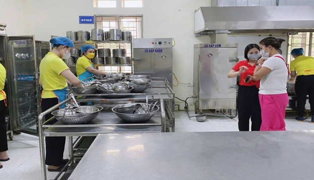 Xã Phú Xuyên tăng cường công tác kiểm soát nguồn thực phẩm bữa ăn bán trú cho học sinh
- Ảnh 8.