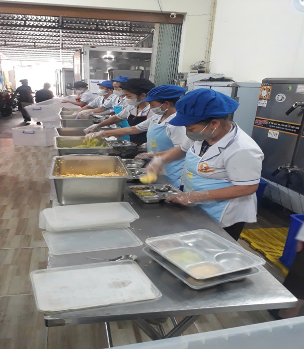 Xã Phú Xuyên tăng cường công tác kiểm soát nguồn thực phẩm bữa ăn bán trú cho học sinh
- Ảnh 9.