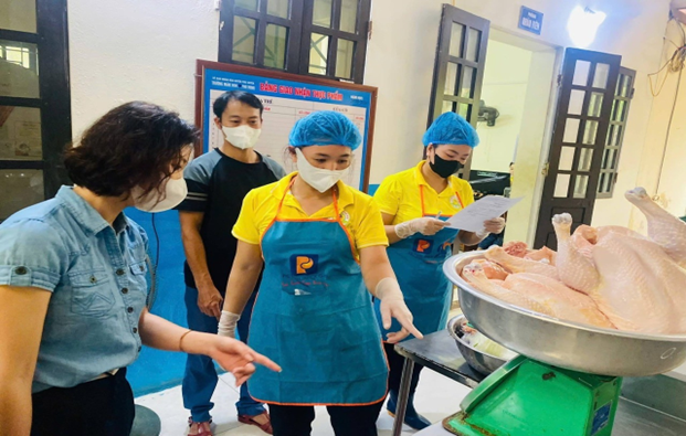 Xã Phú Xuyên tăng cường công tác kiểm soát nguồn thực phẩm bữa ăn bán trú cho học sinh
- Ảnh 7.