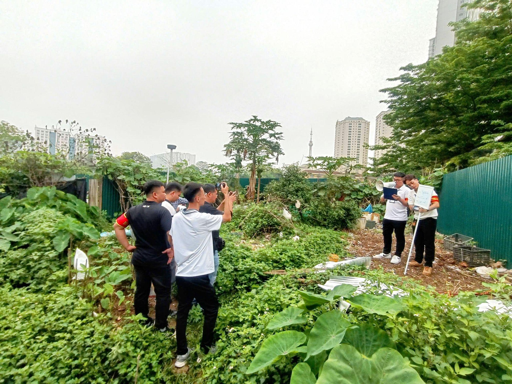 Phường Đại Mỗ thực hiện công tác cưỡng chế kiểm đếm phục vụ dự án nhà ở xã hội Tố Hữu- Ảnh 1.