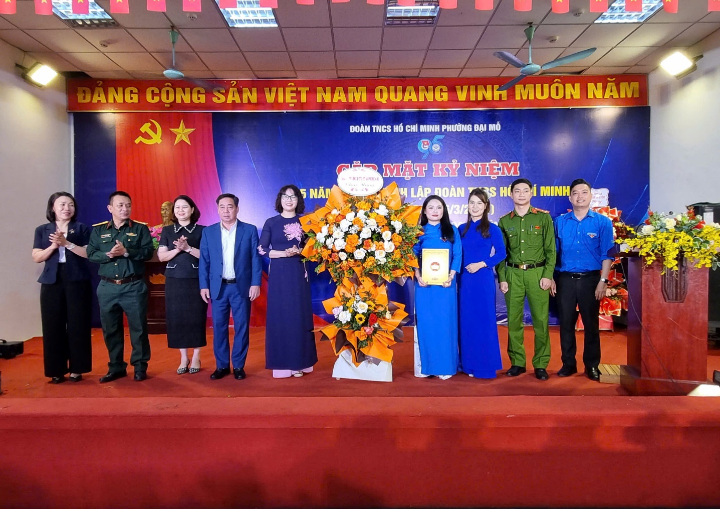 17 Bí thư đoàn và đoàn viên tiêu biểu được tuyên dương dịp kỷ niệm 95 năm Ngày thành lập Đoàn thanh niên Cộng sản Hồ Chí Minh- Ảnh 1.