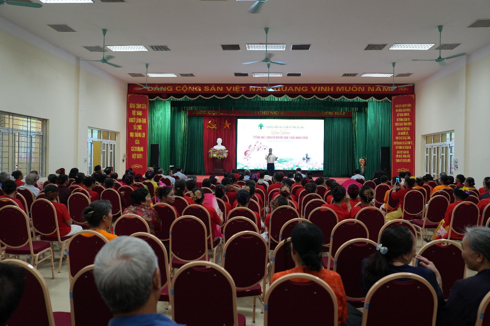 A group of people in a room  AI-generated content may be incorrect.