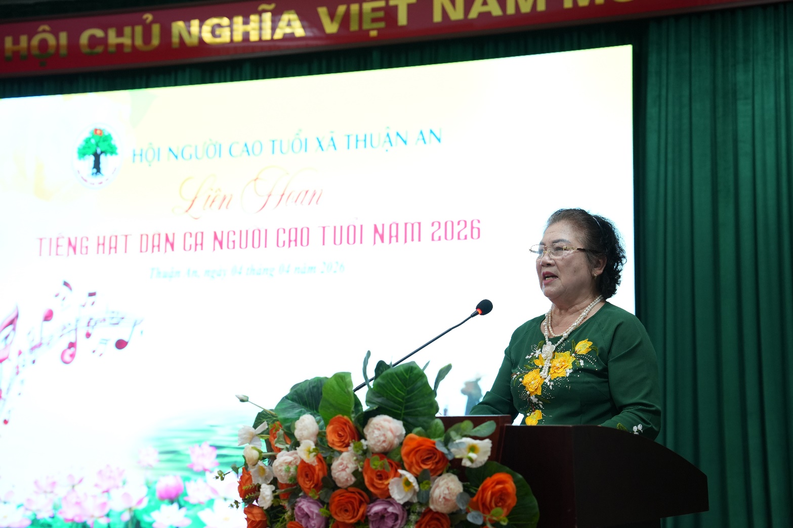 A person standing at a podium  AI-generated content may be incorrect.