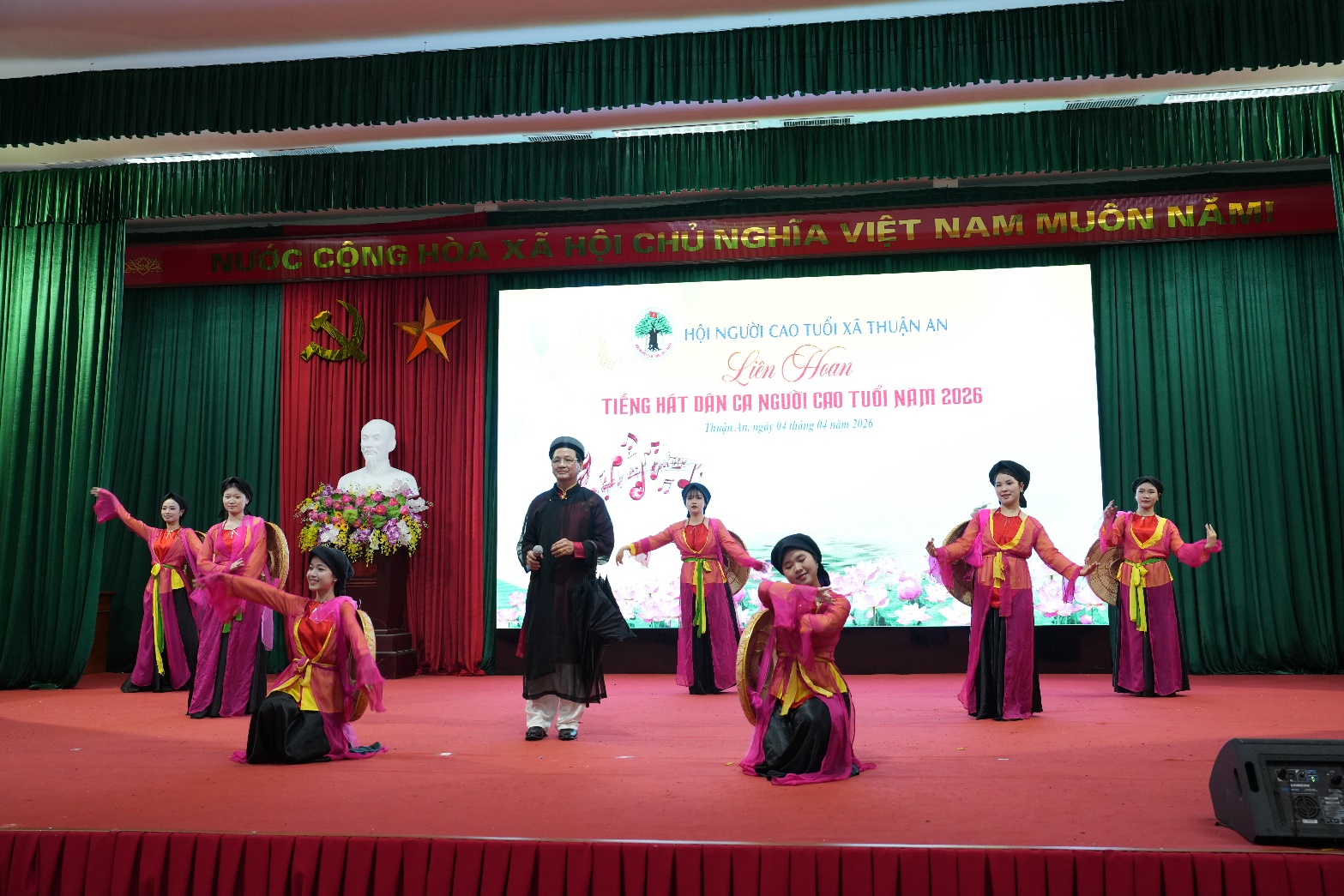 A group of people on a stage  AI-generated content may be incorrect.