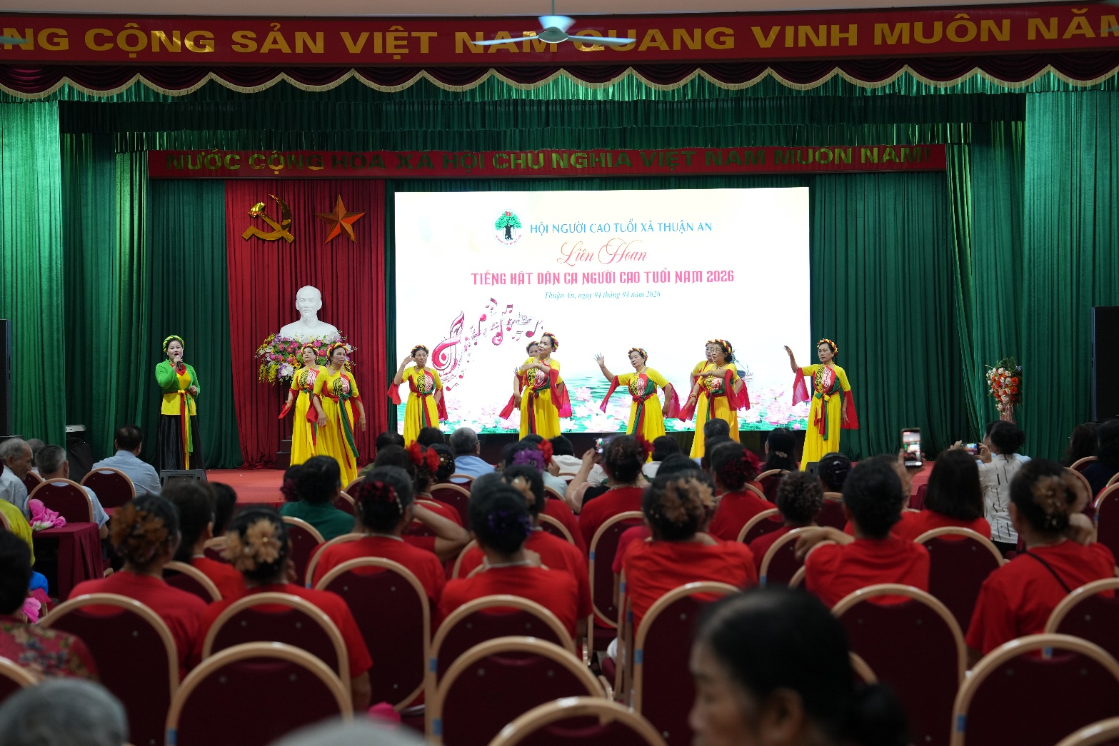 A group of people on a stage  AI-generated content may be incorrect.