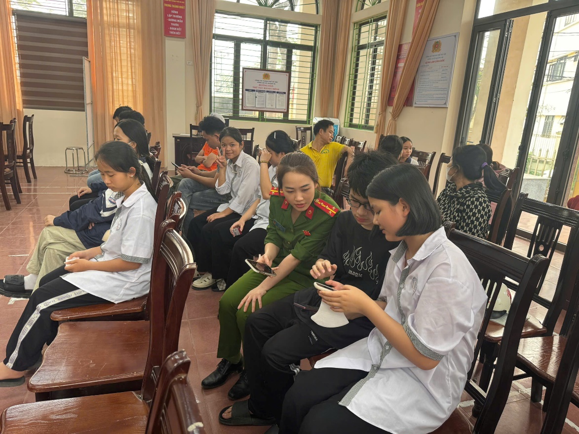 Công an xã Quảng Bị đẩy mạnh cấp Căn cước, Định danh điện tử mức 2 gắn với chuyển đổi số phục vụ tuyển sinh năm học 2026 - 2027- Ảnh 1.