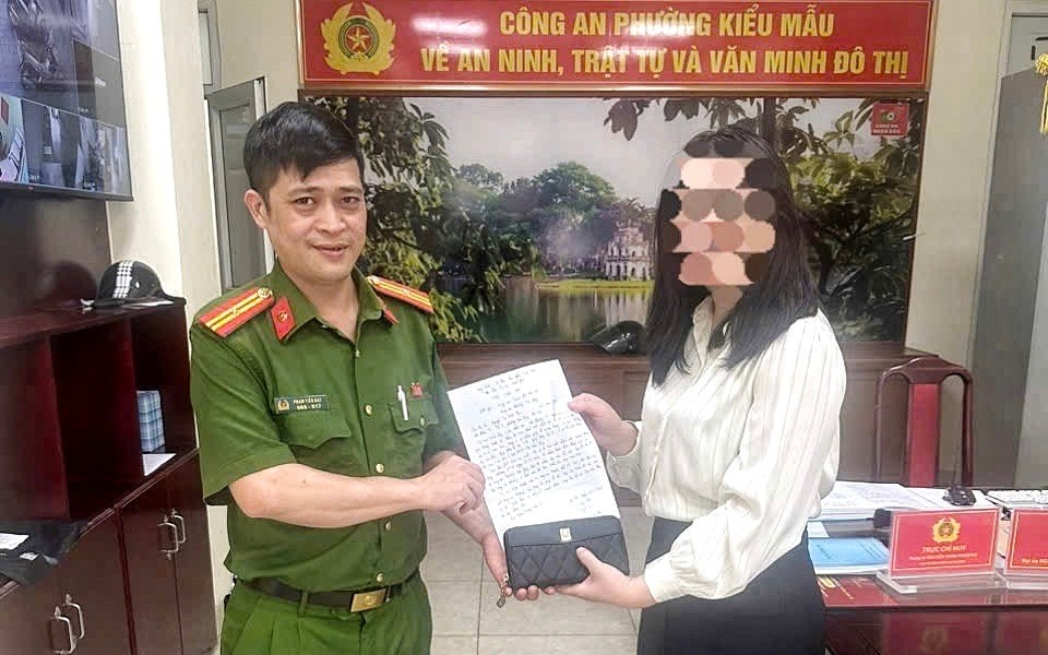  Công an phường Cầu giấy nhanh chóng tìm chủ nhân, trao trả người đánh rơi