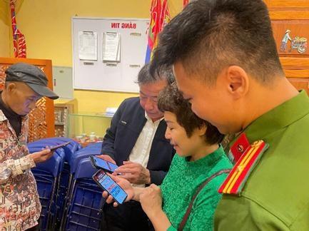 Công an phường Hoàn Kiếm triển khai mô hình “Ba nhất”, nâng cao hiệu quả Đề án 06 và chất lượng phục vụ Nhân dân- Ảnh 4.