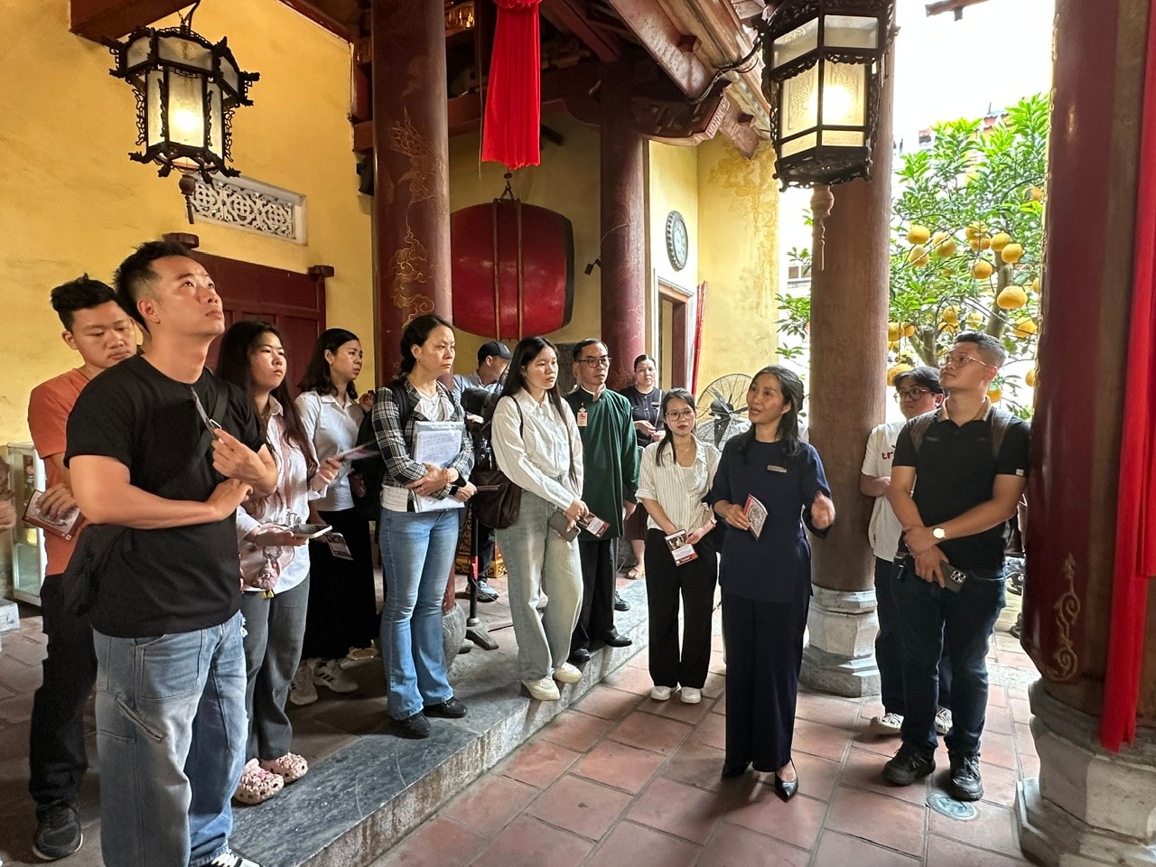 Chuẩn hóa đội ngũ hướng dẫn viên du lịch: Nâng tầm chất lượng dịch vụ Thủ đô- Ảnh 1.