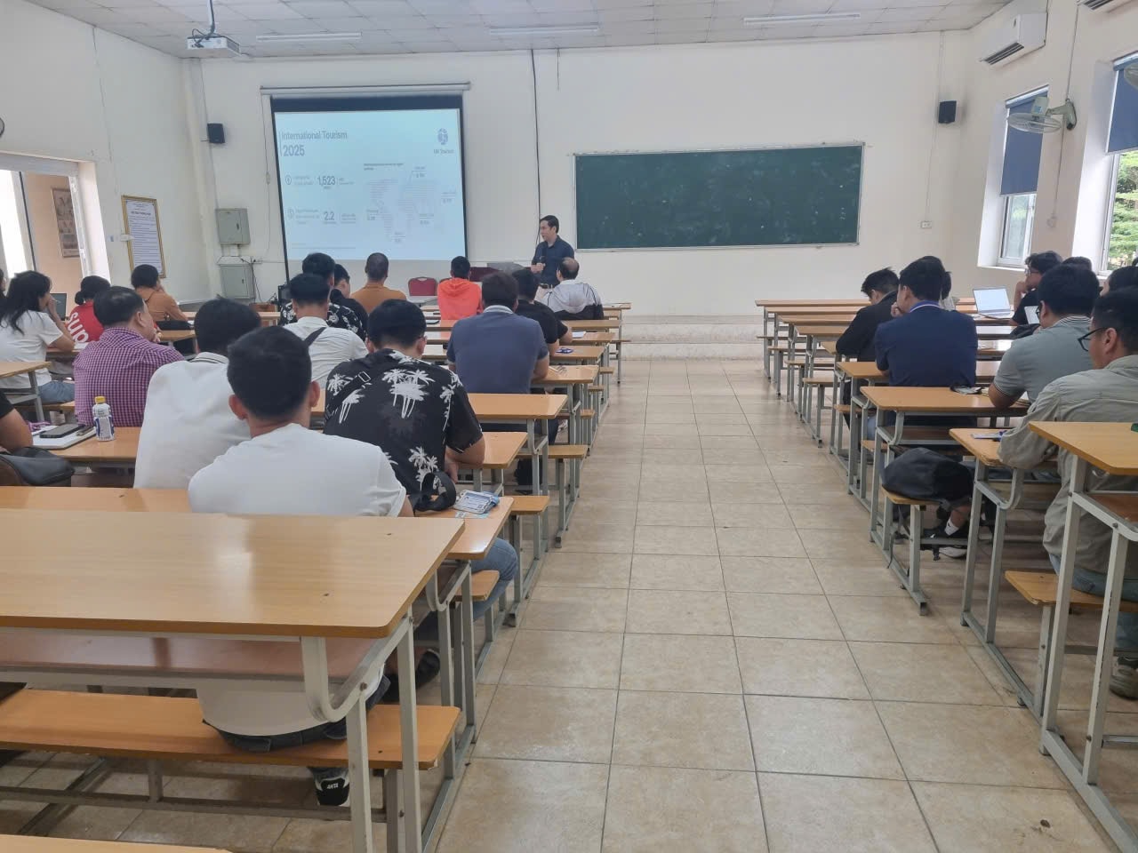 Chuẩn hóa đội ngũ hướng dẫn viên du lịch: Nâng tầm chất lượng dịch vụ Thủ đô- Ảnh 2.