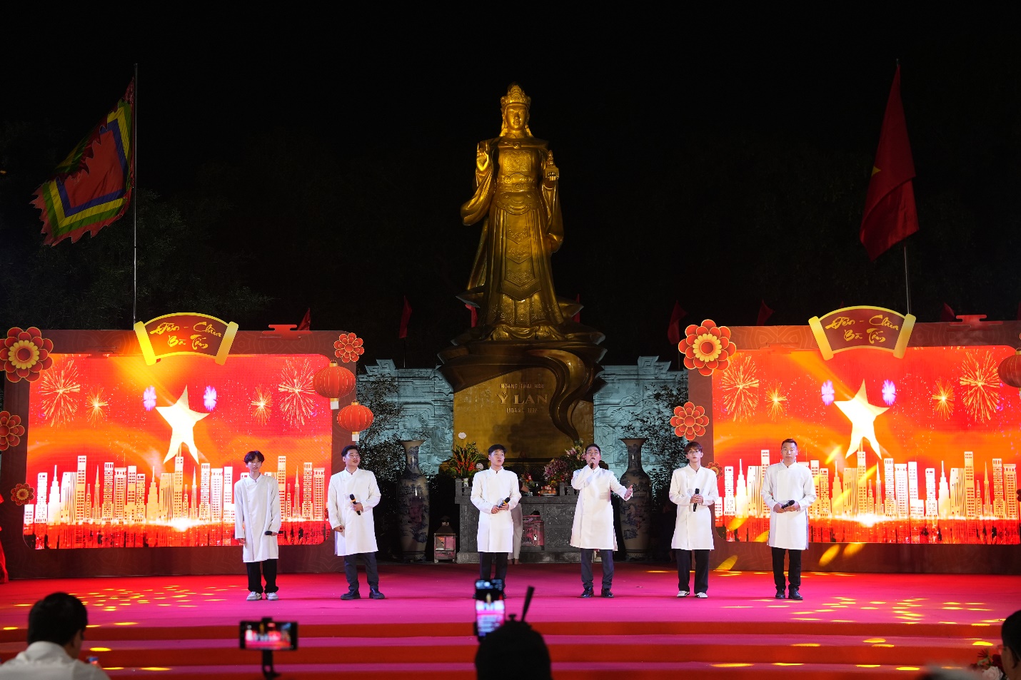 Gia Lâm sôi nổi đêm liên hoan nghệ thuật quần chúng chào mừng Lễ hội Đền – Chùa Bà Tấm năm 2026- Ảnh 4.