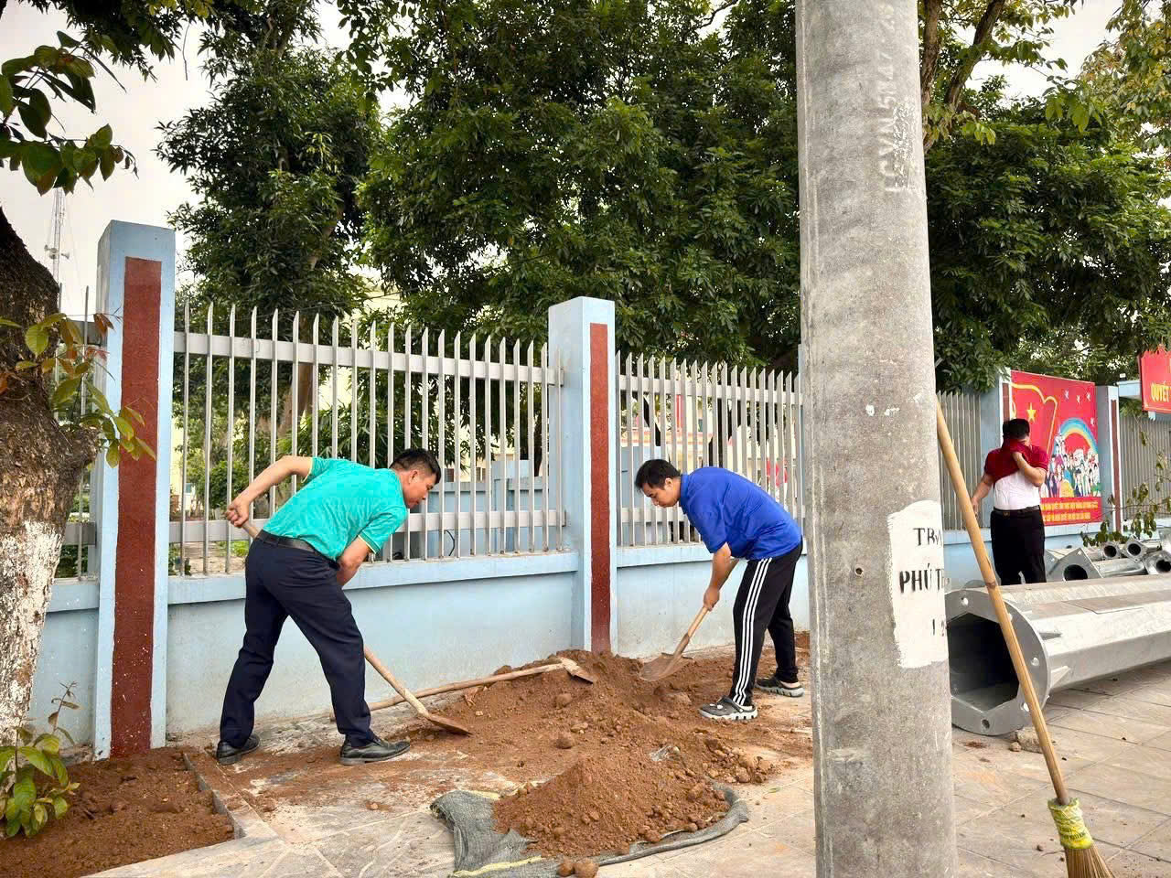 Ảnh có chứa ngoài trời, cây cối, trang phục, mặt đất  Nội dung do AI tạo ra có thể không chính xác.