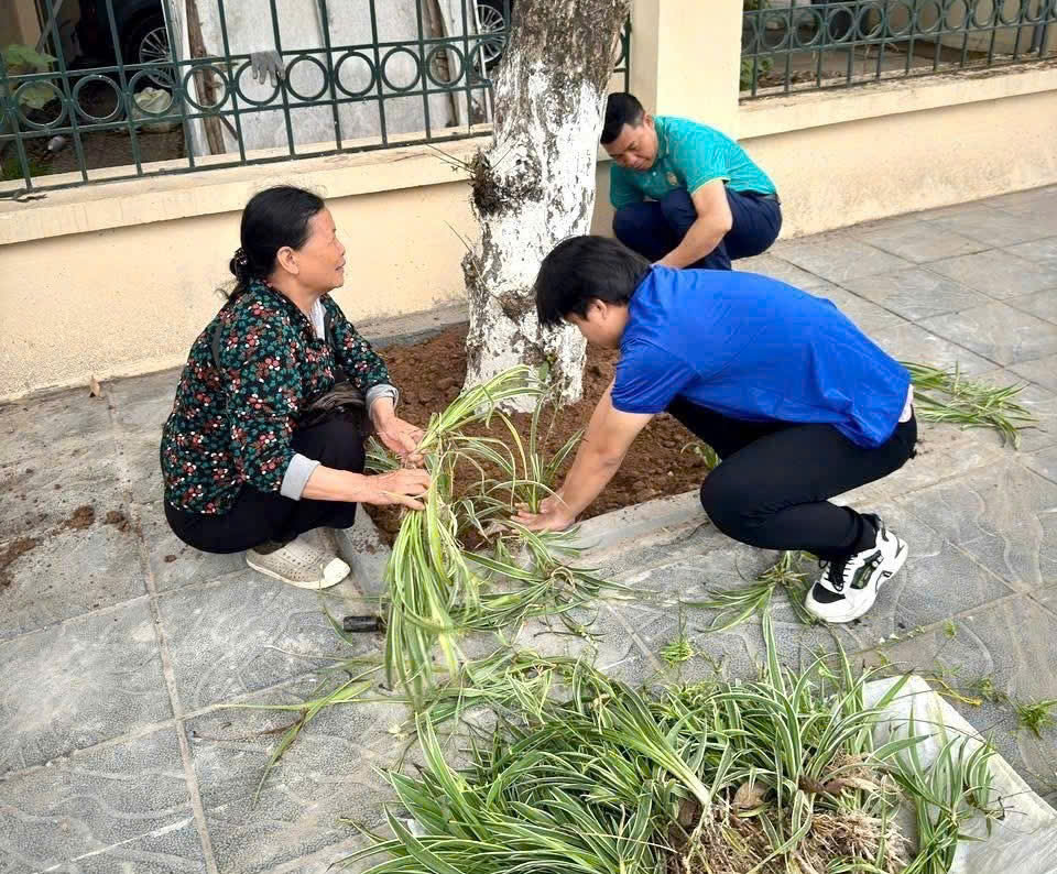Ảnh có chứa trang phục, người, giày dép, ngoài trời  Nội dung do AI tạo ra có thể không chính xác.