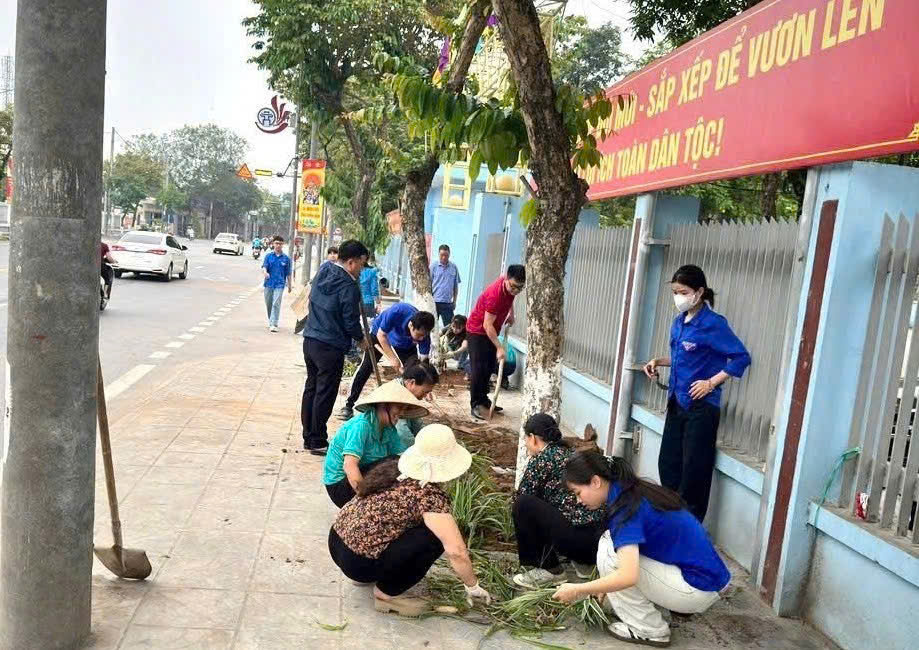 Ảnh có chứa ngoài trời, trang phục, văn bản, cây cối  Nội dung do AI tạo ra có thể không chính xác.