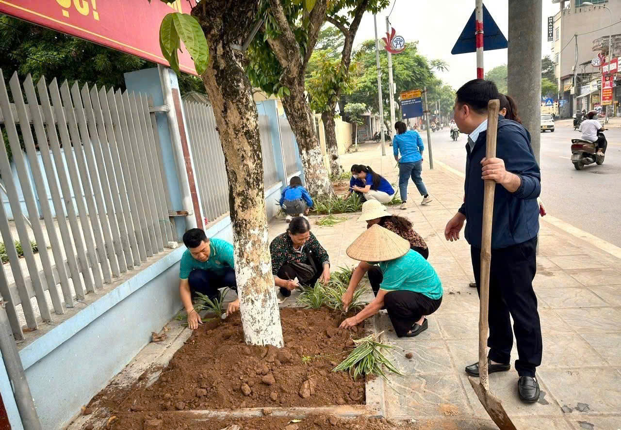 Ảnh có chứa trang phục, ngoài trời, giày dép, mặt đất  Nội dung do AI tạo ra có thể không chính xác.