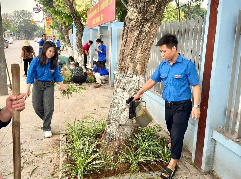 Ảnh có chứa trang phục, người, ngoài trời, thực vật  Nội dung do AI tạo ra có thể không chính xác.