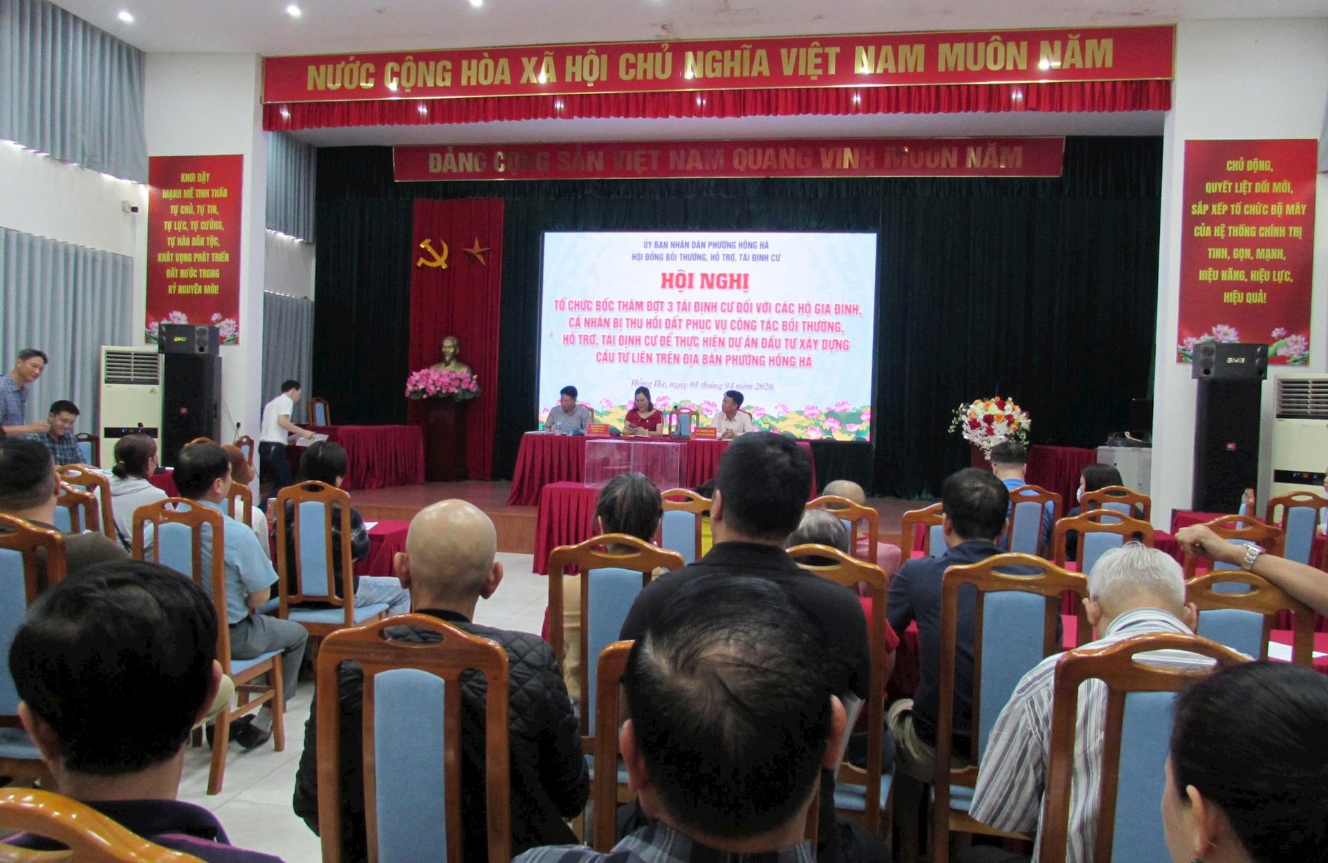 Phường Hồng Hà: Nỗ lực giải phóng mặt bằng, bảo đảm tiến độ thi công cầu Tứ Liên- Ảnh 1.