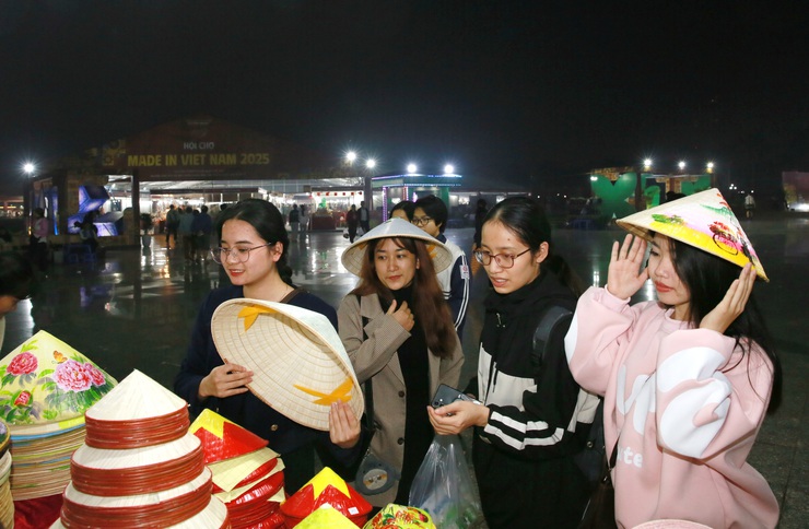 Khai mạc Hội chợ ‘Made in Vietnam” năm 2025- Ảnh 5.