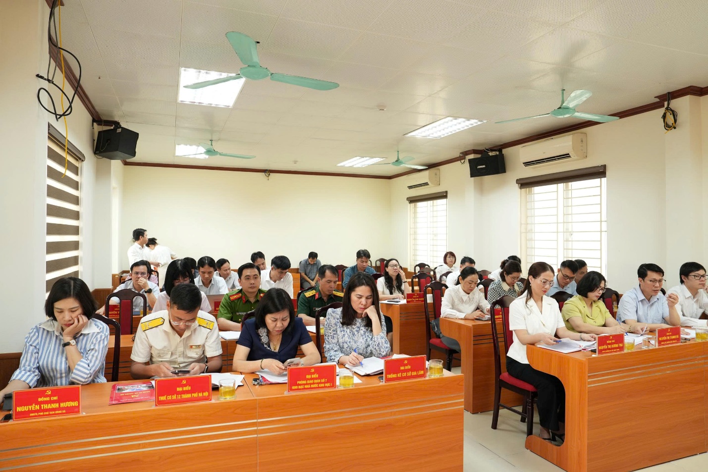 Ảnh có chứa trong nhà, tường, trang phục, người  Nội dung do AI tạo ra có thể không chính xác.