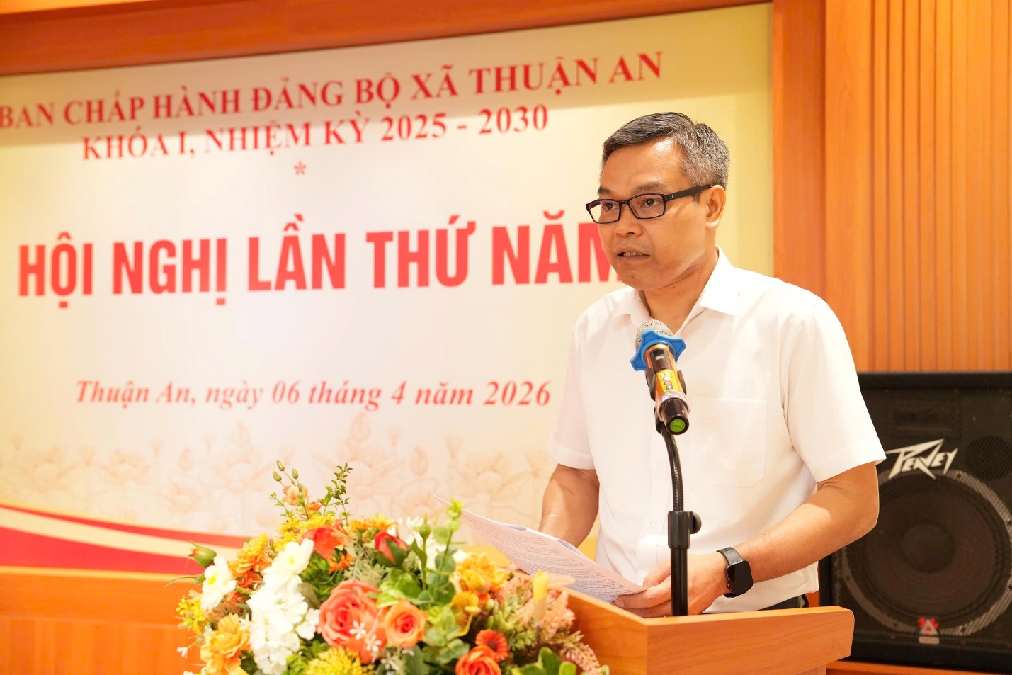 Ảnh có chứa hoa, trang phục, người, trong nhà  Nội dung do AI tạo ra có thể không chính xác.