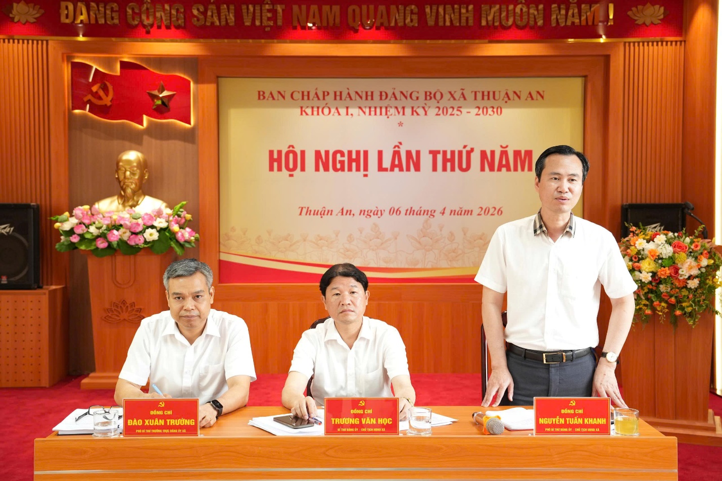 Ảnh có chứa trang phục, người, đàn ông, trong nhà  Nội dung do AI tạo ra có thể không chính xác.