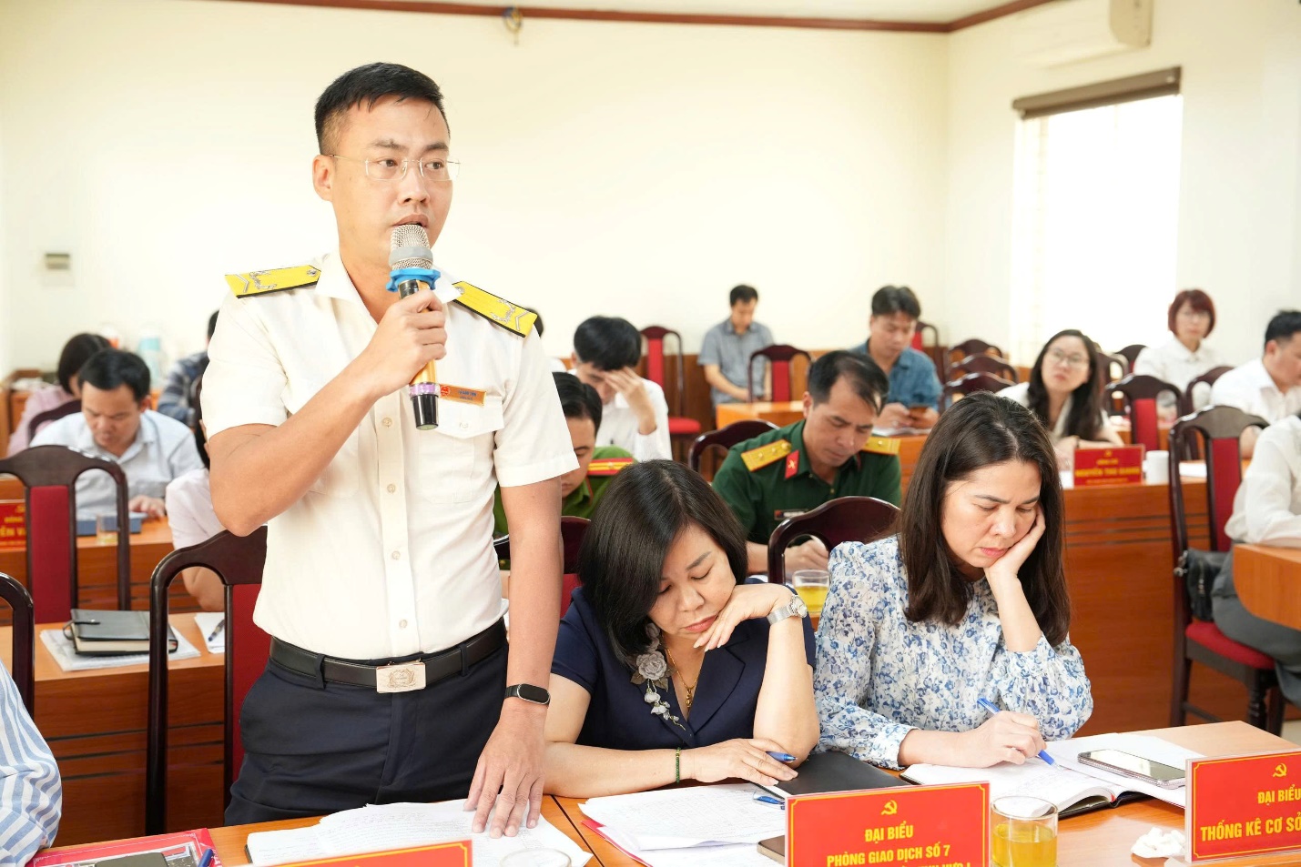 Ảnh có chứa trang phục, người, Mặt người, phụ nữ  Nội dung do AI tạo ra có thể không chính xác.