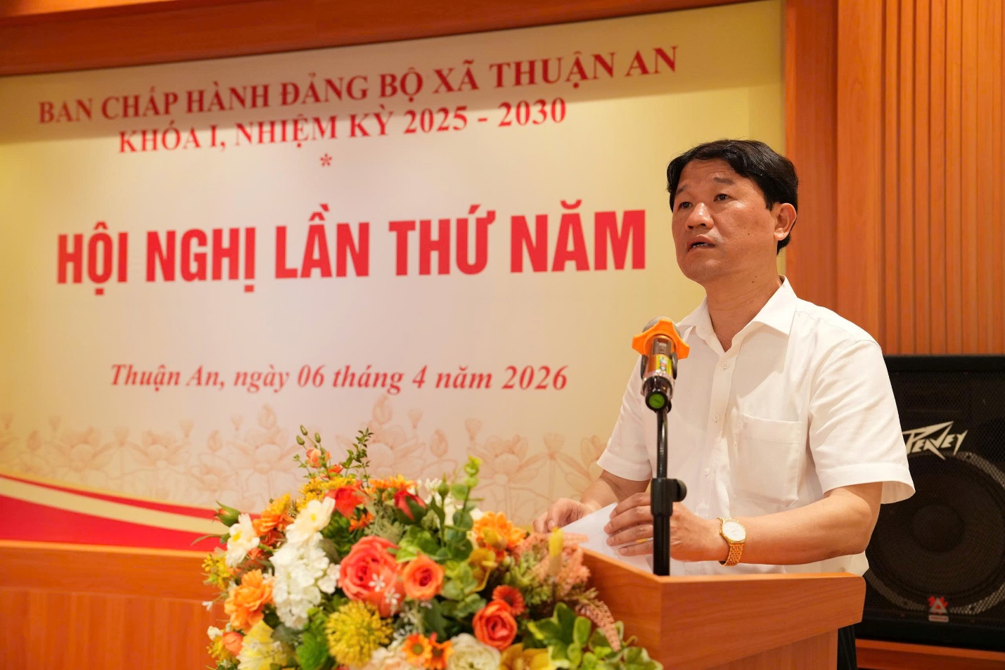 Ảnh có chứa hoa, trong nhà, trang phục, người  Nội dung do AI tạo ra có thể không chính xác.