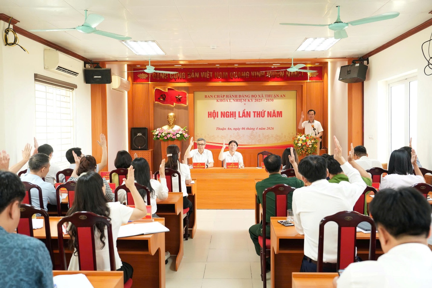 Ảnh có chứa trang phục, trong nhà, người, đồ đạc  Nội dung do AI tạo ra có thể không chính xác.