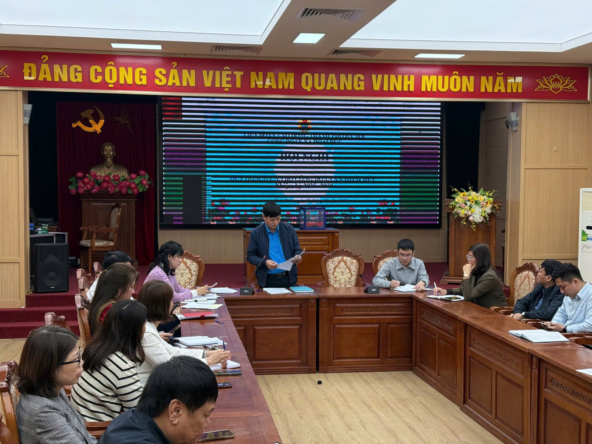 Có thể là hình ảnh về văn bản cho biết 'ĐẢNG CỘNG SẢN VIỆT NAM QUANG VINH MUÔN NĂM'