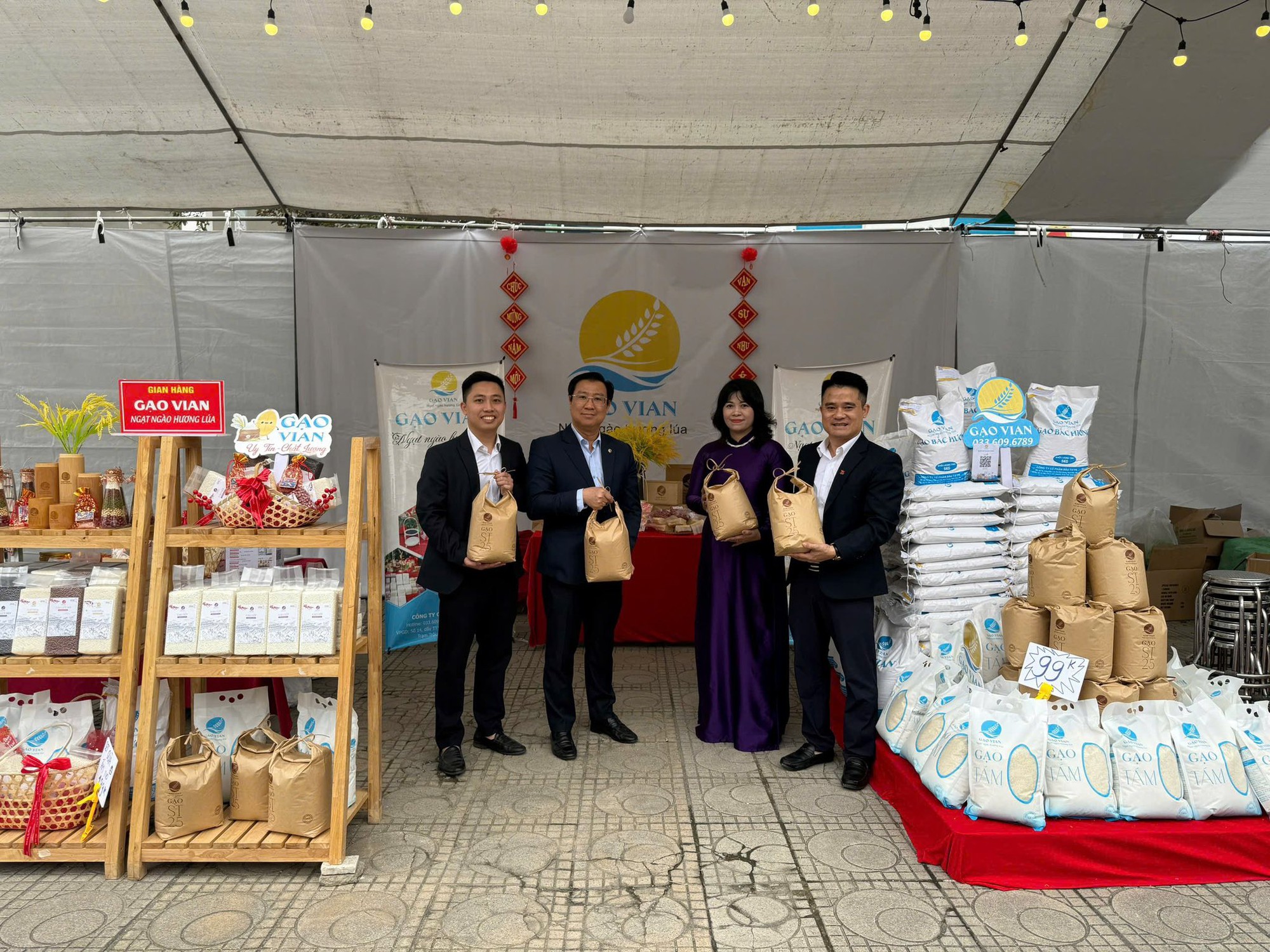 Có thể là hình ảnh về một hoặc nhiều người và văn bản cho biết 'HÀNG GAO νΑ MLA VIAN NGATNE NURN GAC VIAN IAN GAOVE Srgemin GẠO PA GAOVIAN GAO MO CM GAO GNO'