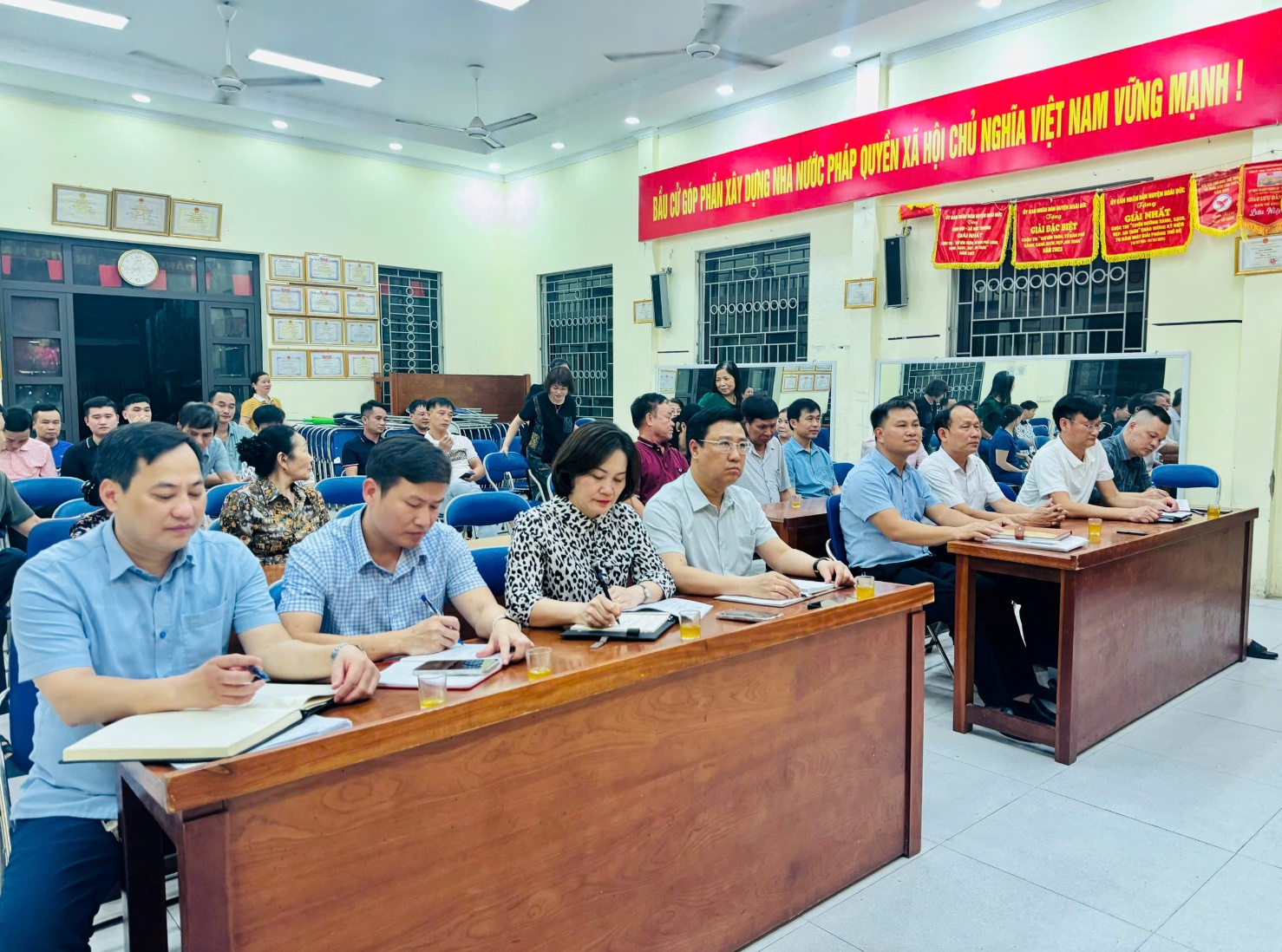 Đồng chí Nguyễn Thanh Bình - Bí thư Đảng ủy, Chủ tịch HĐND xã dự sinh hoạt chi bộ thôn Nội tháng 4.- Ảnh 1.