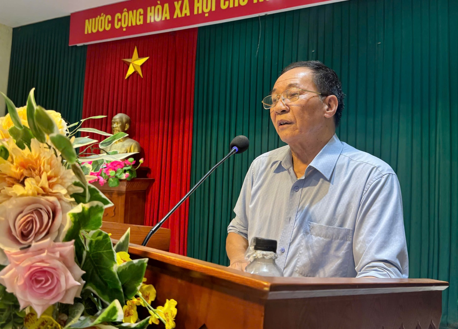 Đồng chí Nguyễn Thanh Bình - Bí thư Đảng ủy, Chủ tịch HĐND xã dự sinh hoạt chi bộ thôn Nội tháng 4.- Ảnh 2.