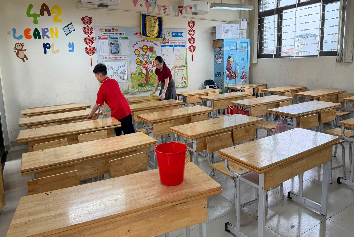 Trường Tiểu học Thúy Lĩnh ra quân tổng vệ sinh, khử khuẩn chủ động phòng chống dịch tay chân miệng- Ảnh 2.