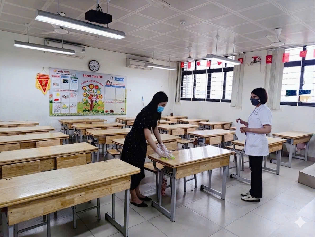 Trường Tiểu học Thúy Lĩnh ra quân tổng vệ sinh, khử khuẩn chủ động phòng chống dịch tay chân miệng- Ảnh 3.