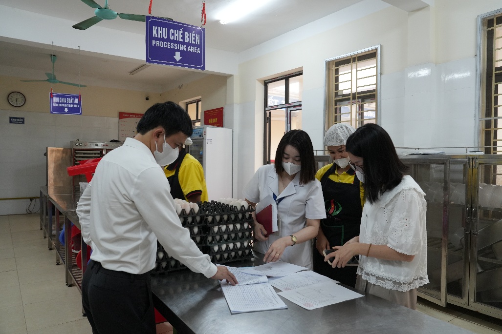 Quảng Oai tăng cường kiểm tra đột xuất, siết chặt quản lý an toàn thực phẩm tại bếp ăn trường học- Ảnh 1.