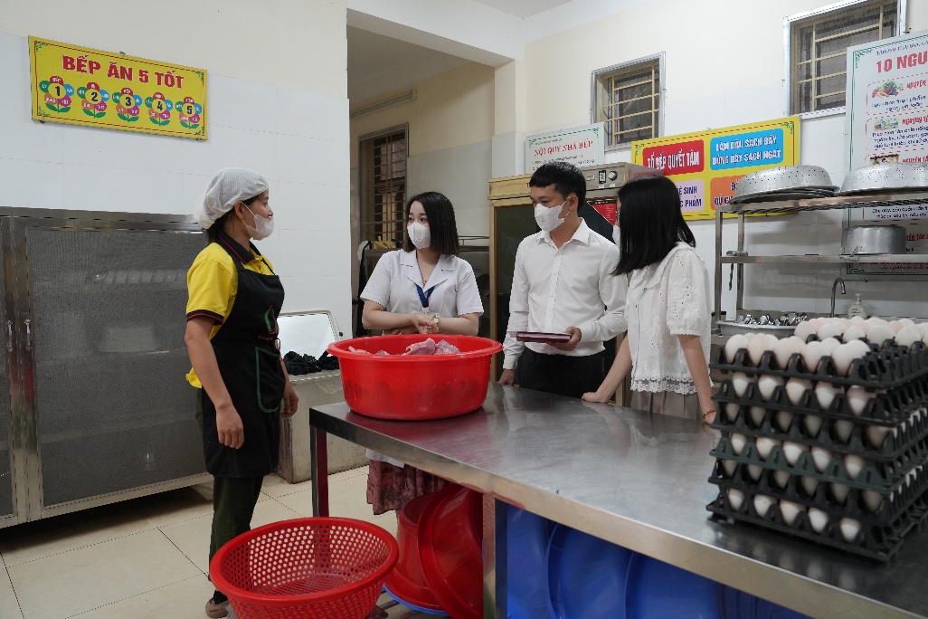 Quảng Oai tăng cường kiểm tra đột xuất, siết chặt quản lý an toàn thực phẩm tại bếp ăn trường học- Ảnh 2.