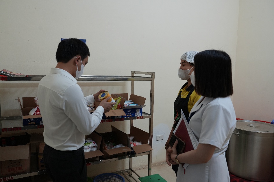 Quảng Oai tăng cường kiểm tra đột xuất, siết chặt quản lý an toàn thực phẩm tại bếp ăn trường học- Ảnh 3.