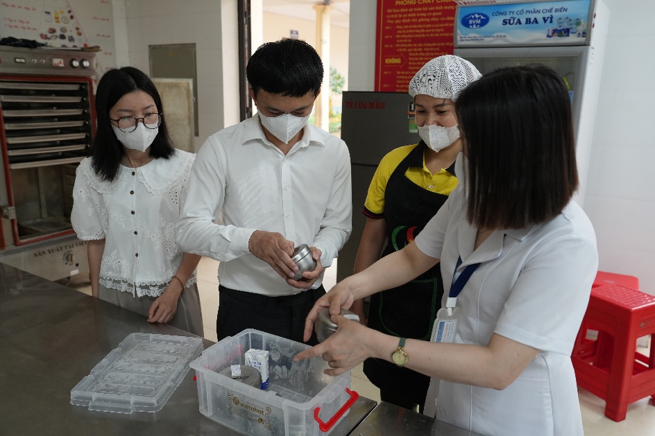 Quảng Oai tăng cường kiểm tra đột xuất, siết chặt quản lý an toàn thực phẩm tại bếp ăn trường học- Ảnh 4.
